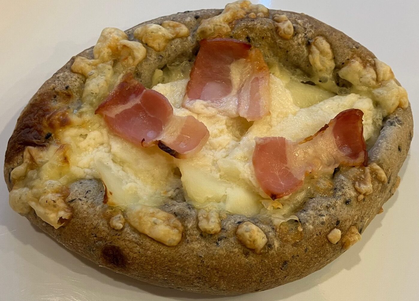 ほっくりポテトとベーコンの黒ごまパン