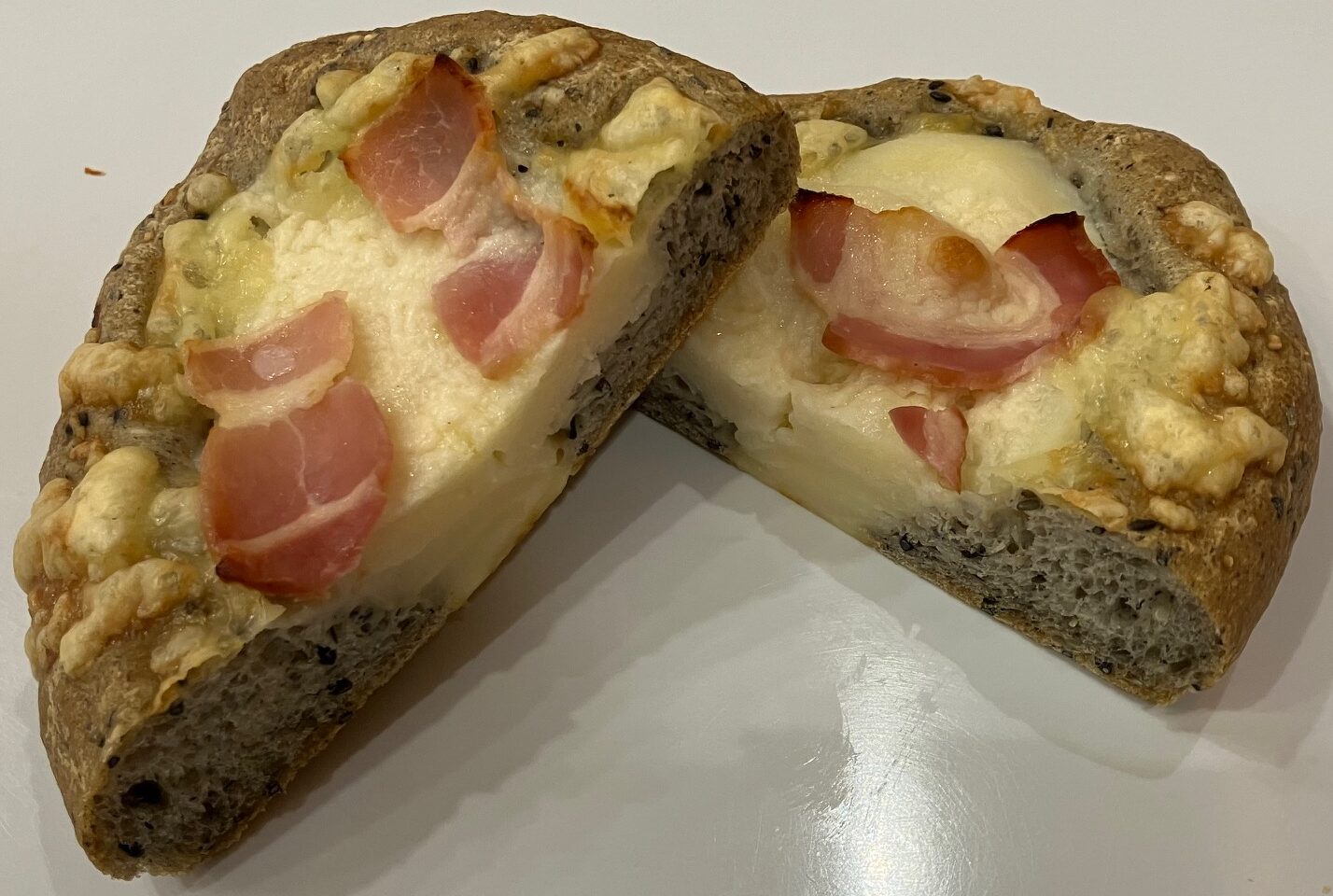 ほっくりポテトとベーコンの黒ごまパン