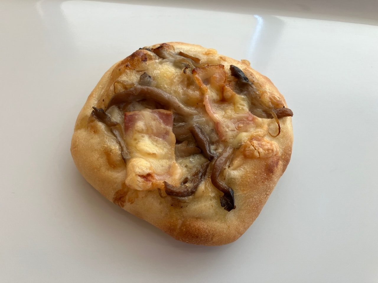 トリュフ薫るきのことベーコンのフォカッチャ