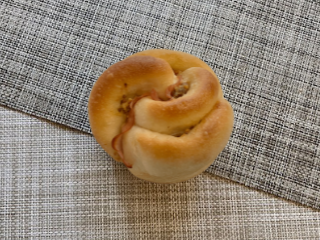 粒マスタードとハムのプチロール