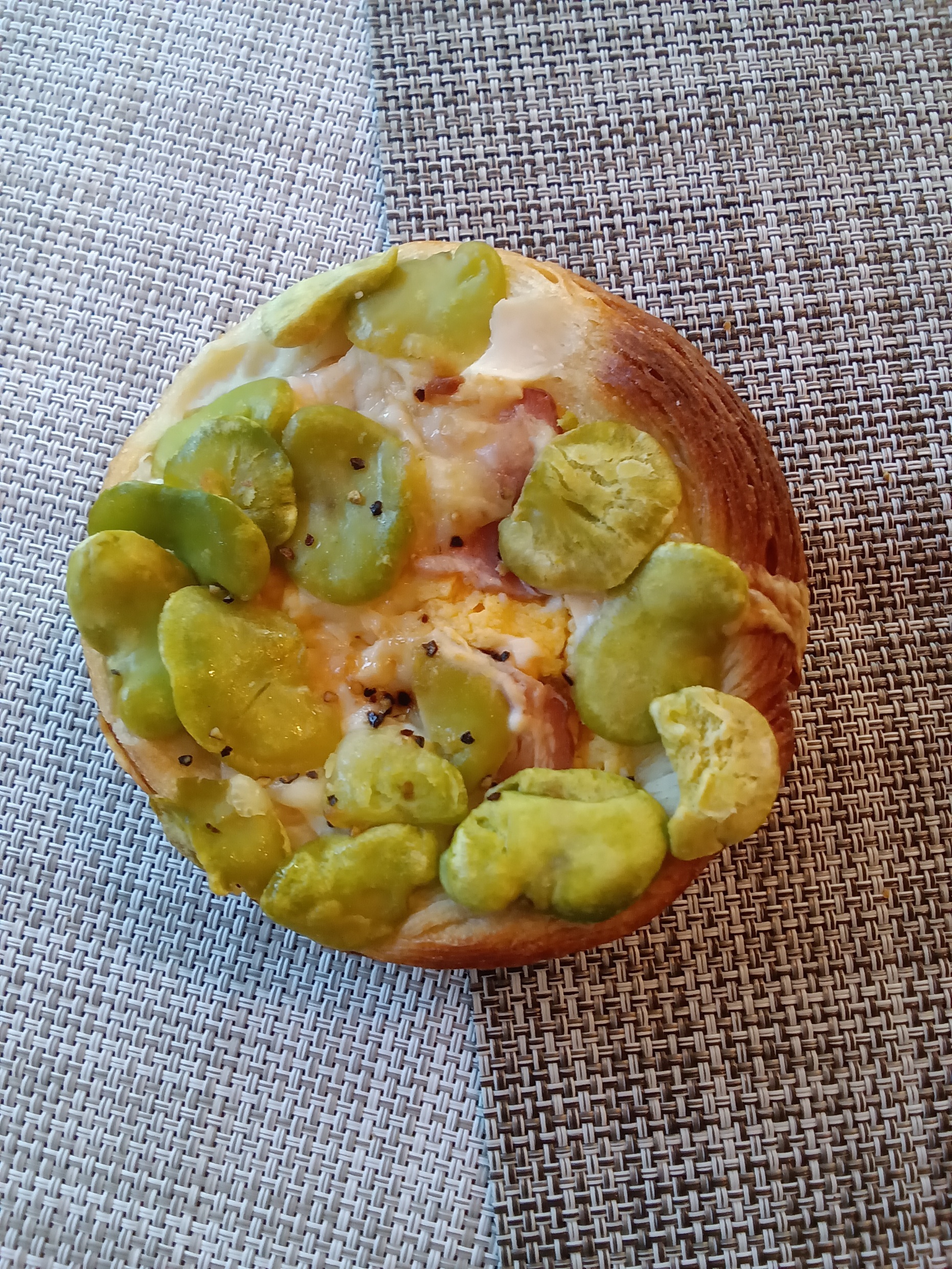 そら豆とベーコンとたまごのデニッシュ
