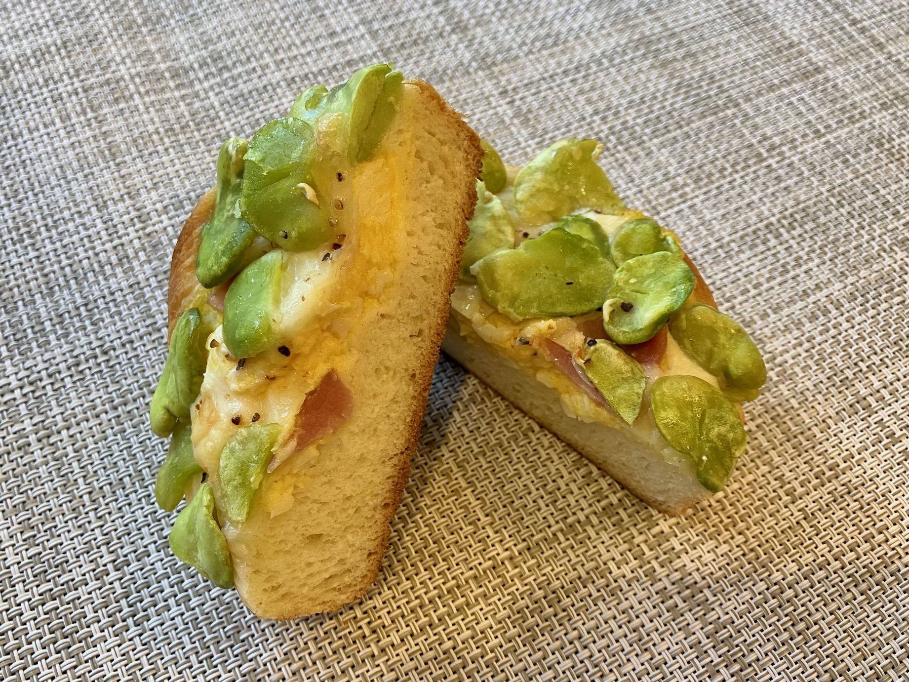 そら豆とベーコンとたまごのデニッシュ