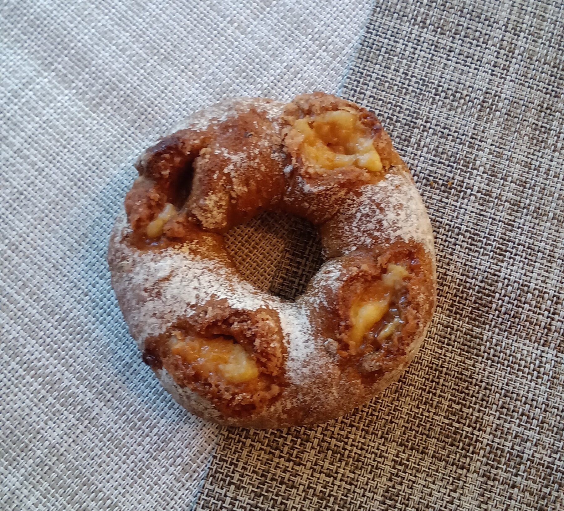 クリームチーズレーズンのシリアルロール