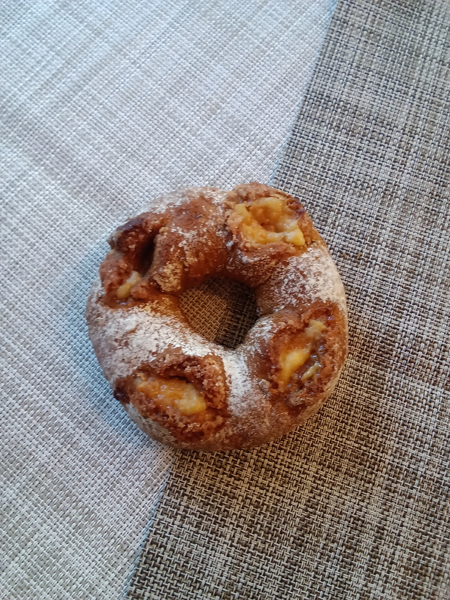 クリームチーズレーズンのシリアルロール