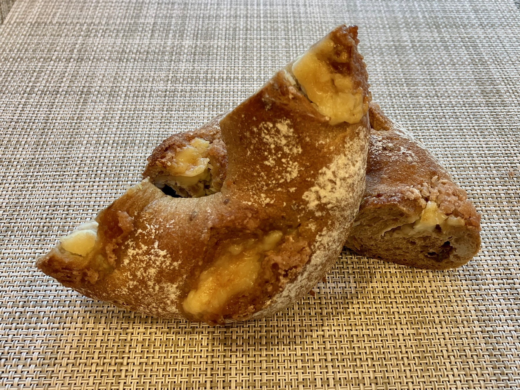 クリームチーズレーズンのシリアルロール