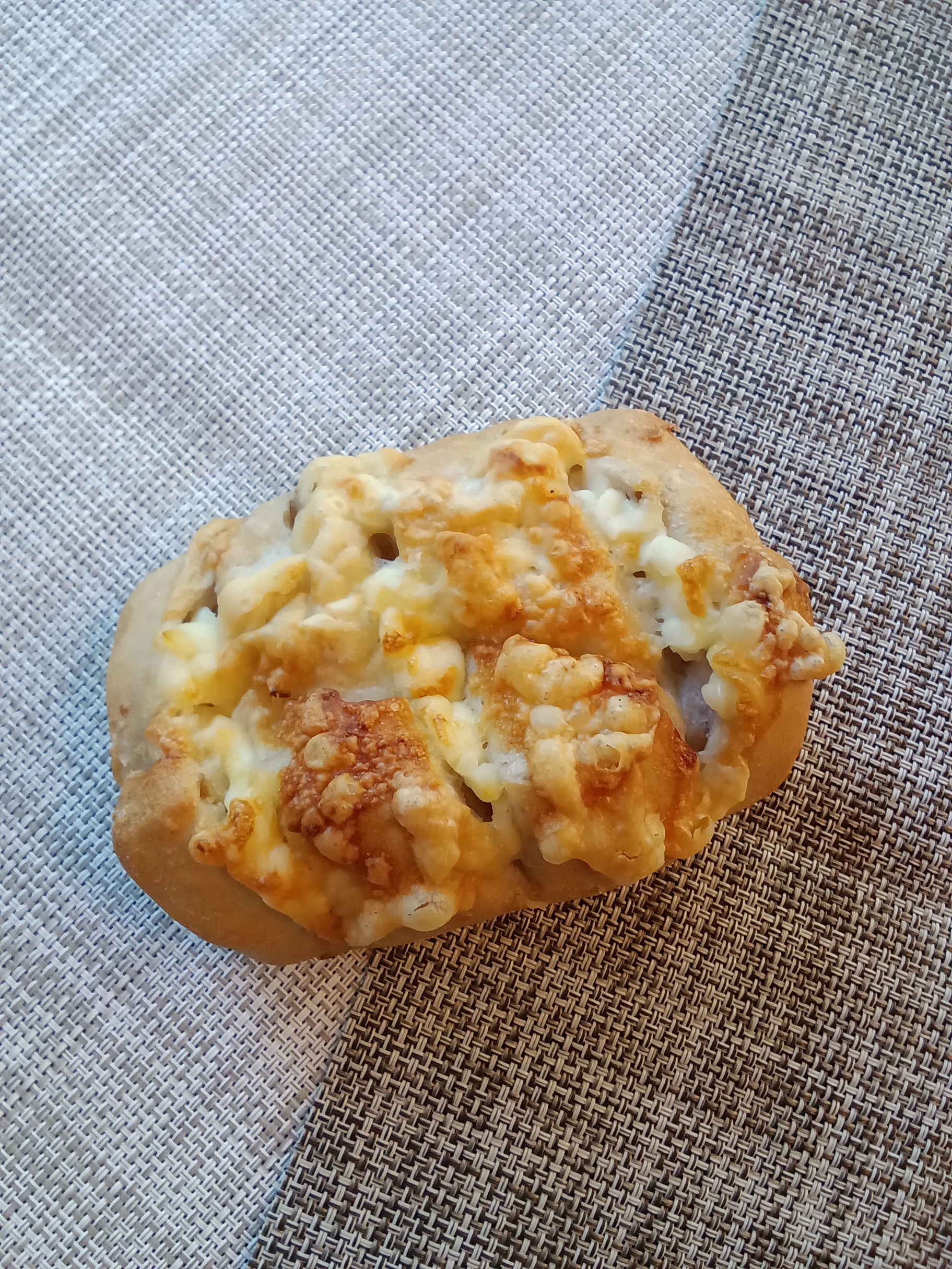 ダブルチーズのくるみ塩パン