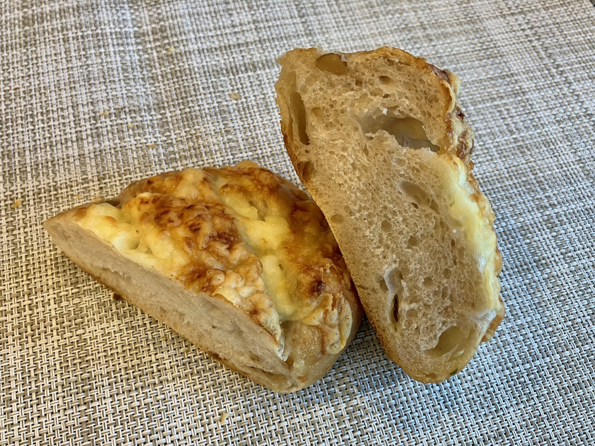 ダブルチーズのくるみ塩パン