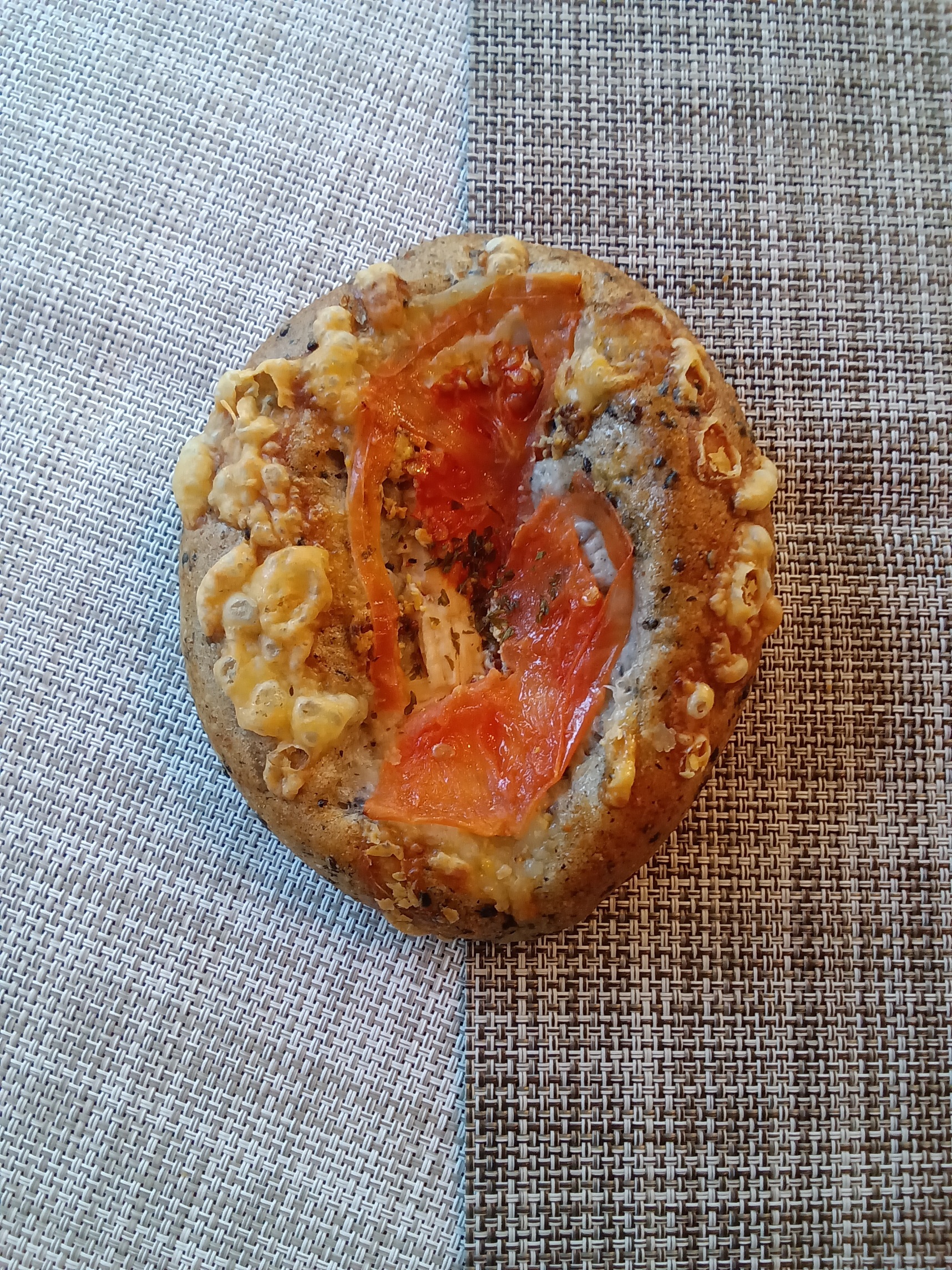 トマトとチキンの黒ごまパン