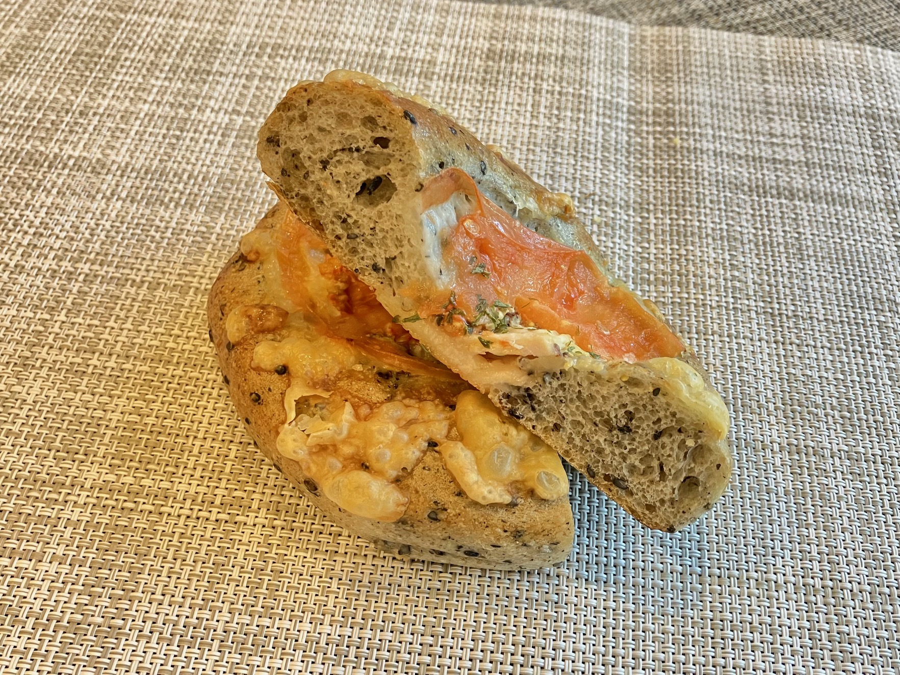 トマトとチキンの黒ごまパン