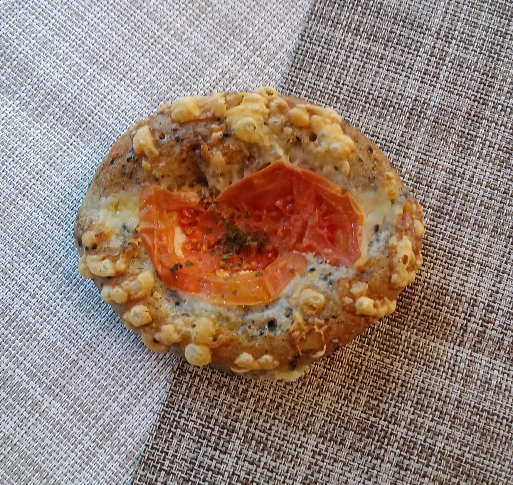 トマトとチキンの黒ごまパン